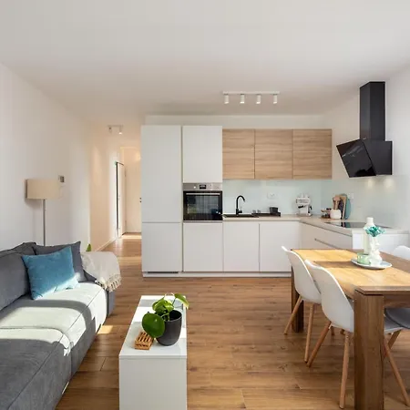 Daire With Terrace And Parking Near Podstrana